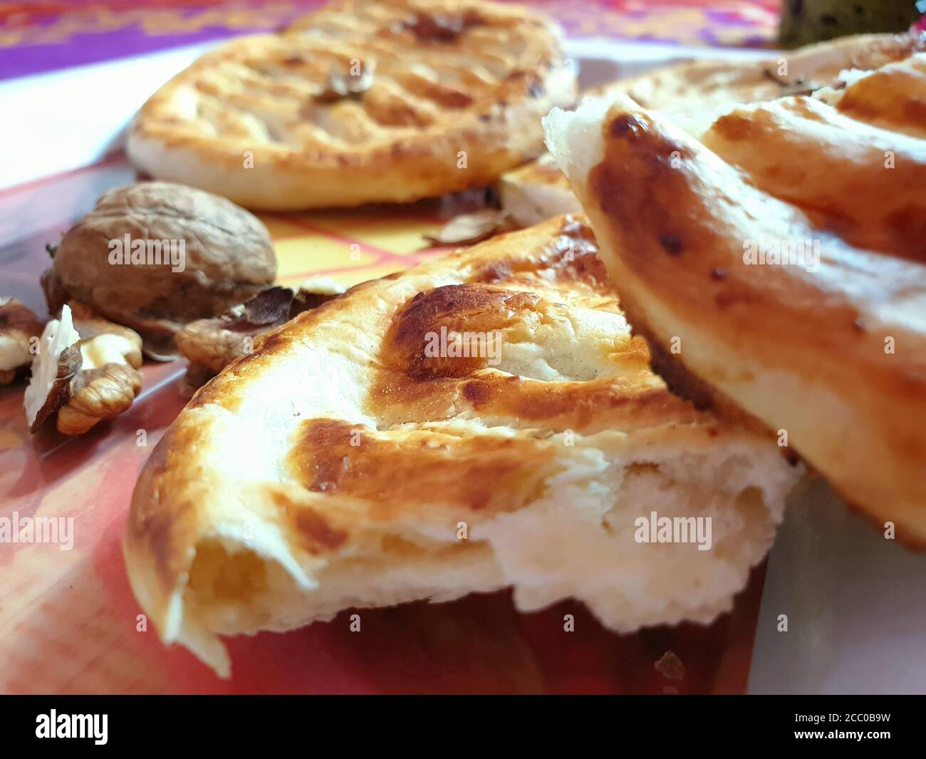 Kashmiri Brot und Walnüsse. Kashmiri Brot rufen Sie chot rooti für namkeen Chai Tee. Lavasa/Lawaas. Eine andere Art von Brot für den Alltag ist lavasa. Kulcha. Der Stockfoto