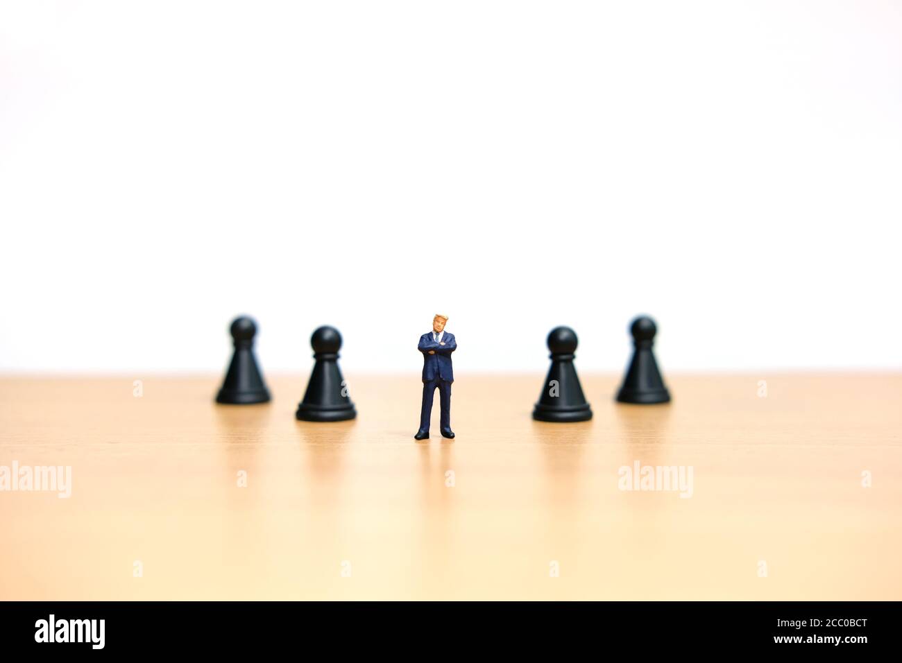 Business-Strategie konzeptuelles Foto - Miniatur des Geschäftsmannes stehend in Die Mitte auf dem Schachbrett am hölzernen Tisch Stockfoto