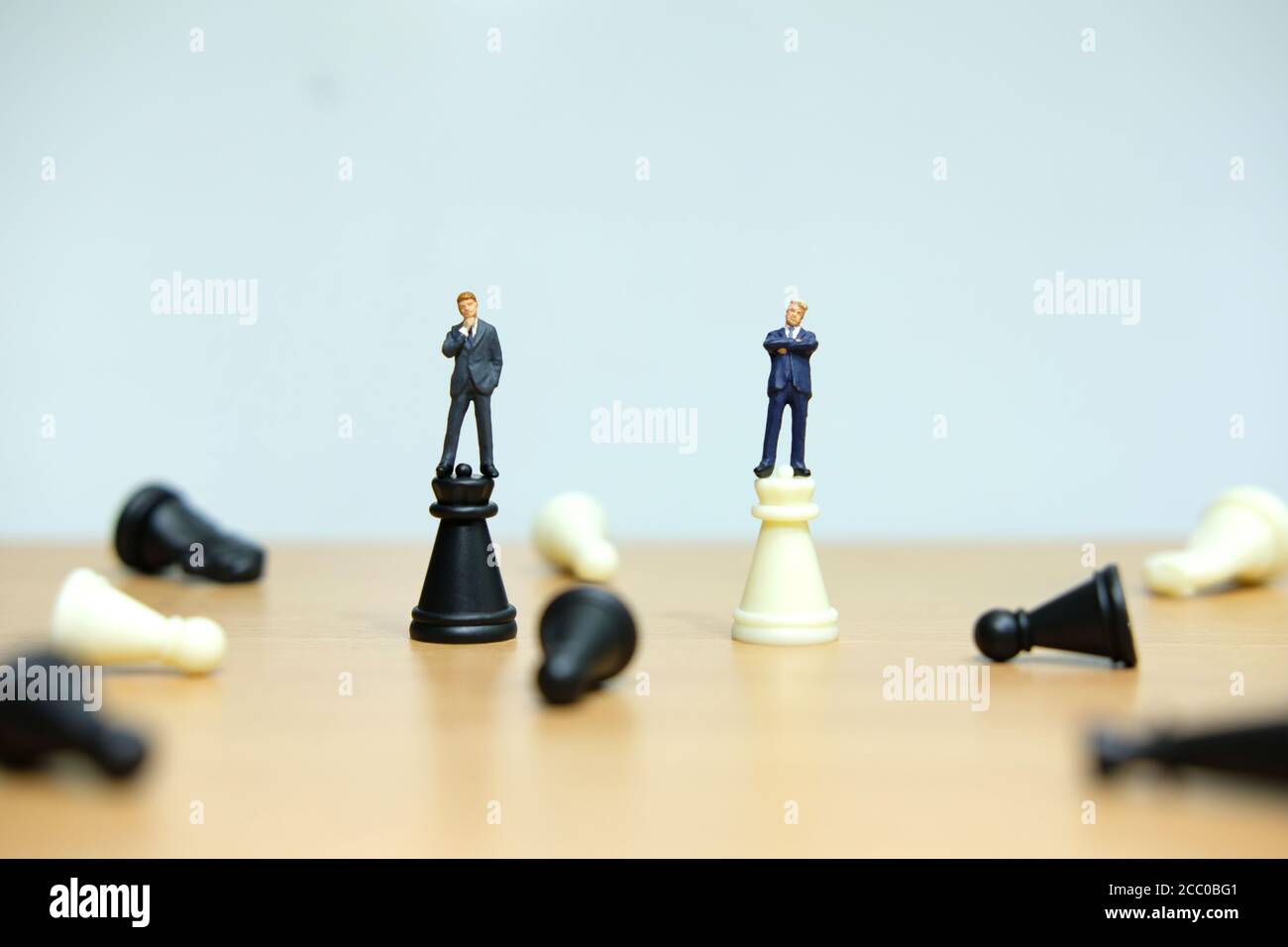 Business-Strategie konzeptionelle Foto - zwei Miniatur-Geschäftsleute stehen auf Burgschach Stockfoto