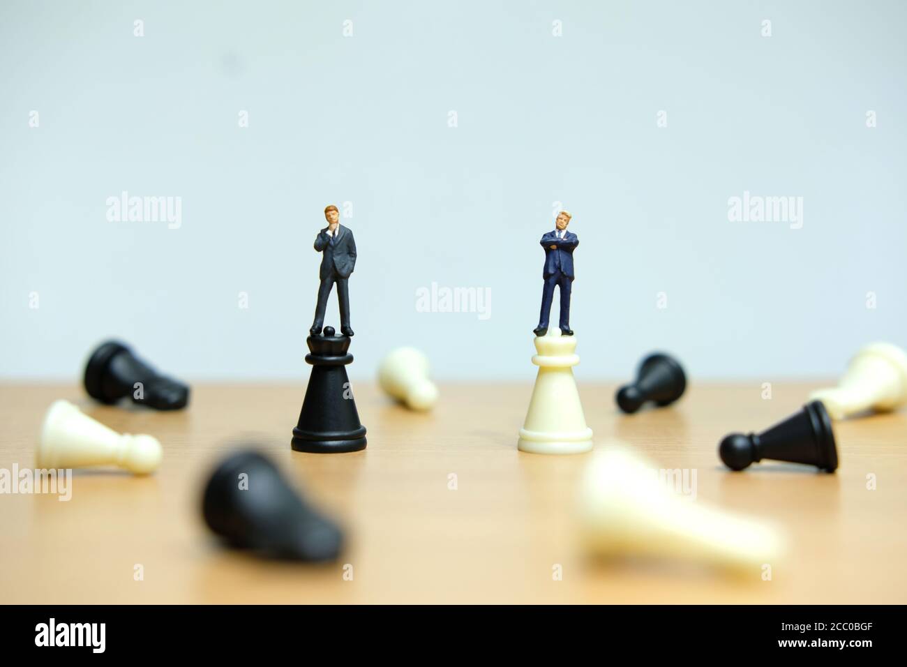 Business-Strategie konzeptionelle Foto - zwei Miniatur-Geschäftsleute stehen auf Burgschach Stockfoto