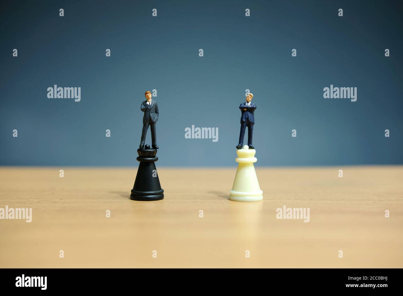 Business-Strategie konzeptionelle Foto - zwei Miniatur-Geschäftsleute stehen auf Burgschach Stockfoto