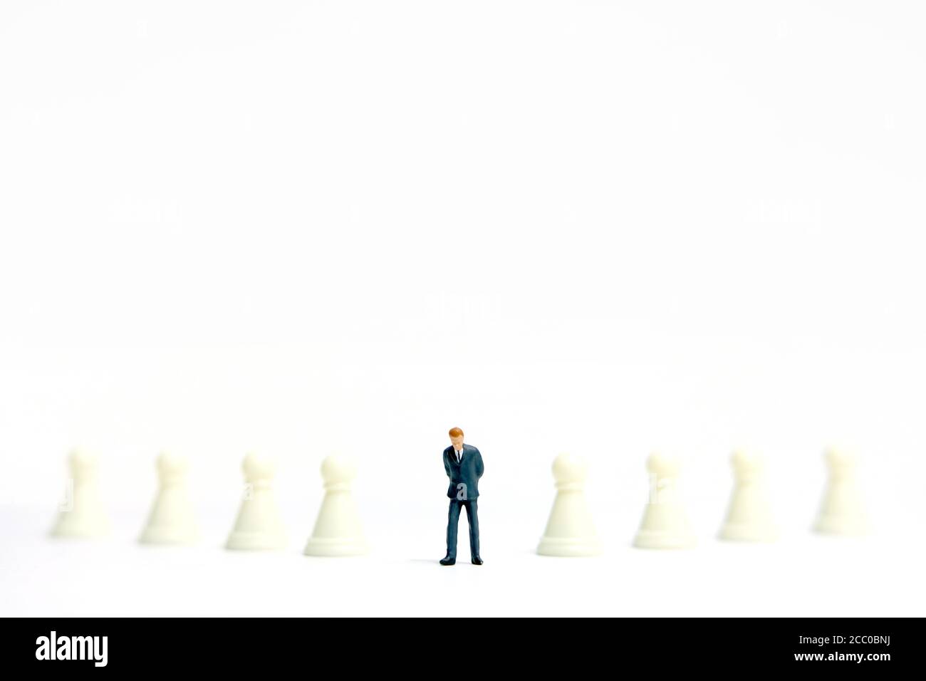 Miniatur Business Strategie Konzept - Geschäftsmann zwischen verblassten Schach stehen Stücklinie Stockfoto