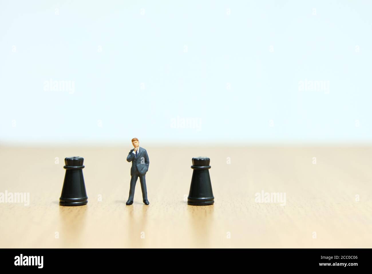 Miniatur Menschen strategisches Konzept - Geschäftsmann steht zwischen Burg Bauer Stockfoto