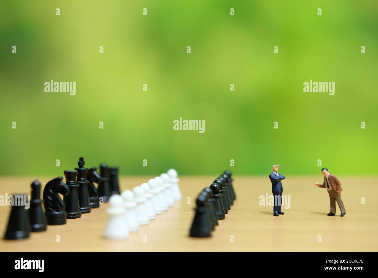 Miniatur Menschen strategisches Konzept - zwei Geschäftsmann diskutieren vor Der Schachfigur Stockfoto