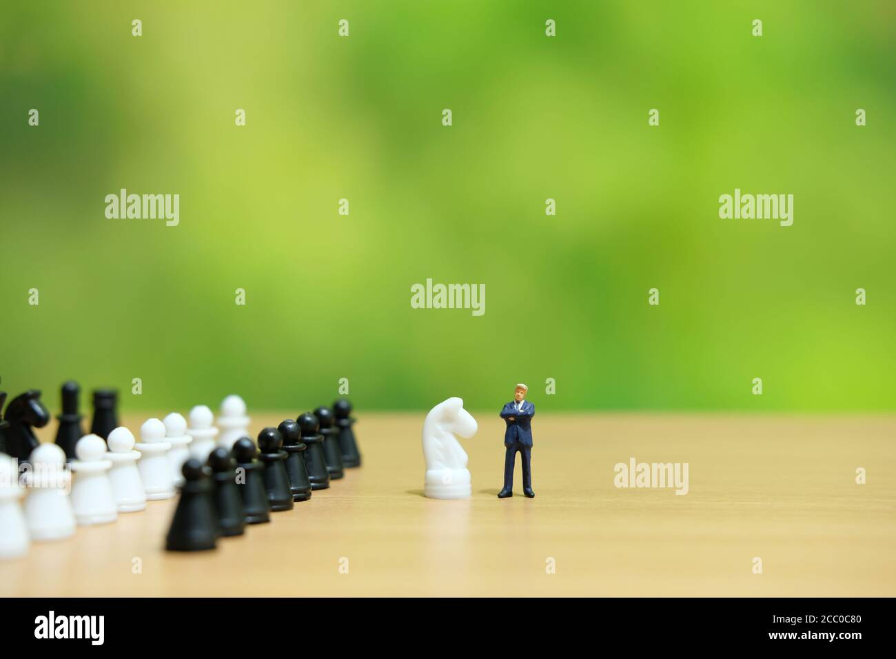 Miniatur Menschen strategisches Konzept - Geschäftsmann neben Schach stehen Pfand Stockfoto