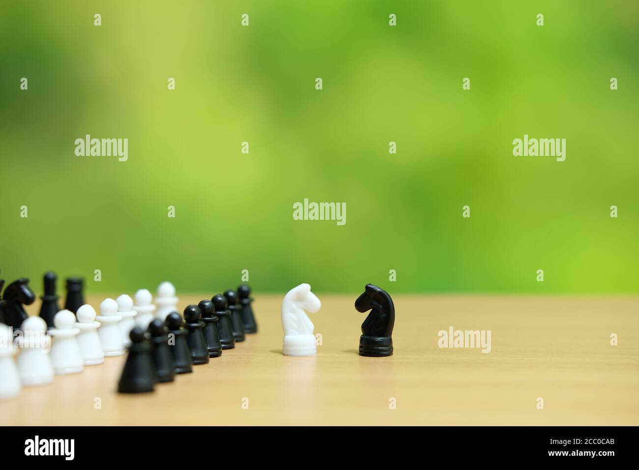 Konzeptuelles Foto der Geschäftsstrategie - Schachpferde, die jedem gegenüberstehen Andere Stockfoto