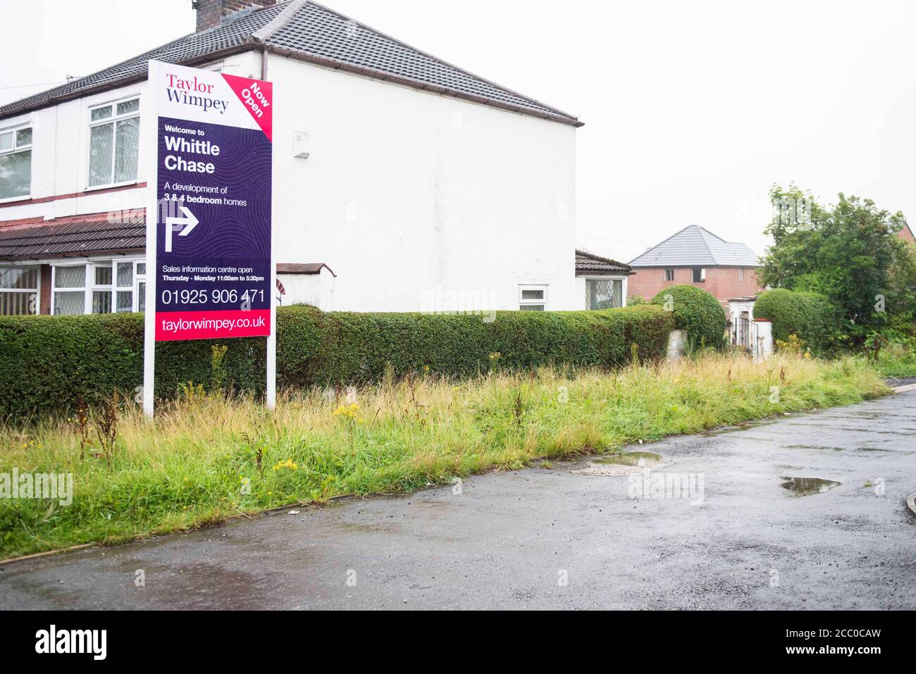 Ein Schild weist auf eine Wohnsiedlung in Newton-le-Willows hin. Stockfoto