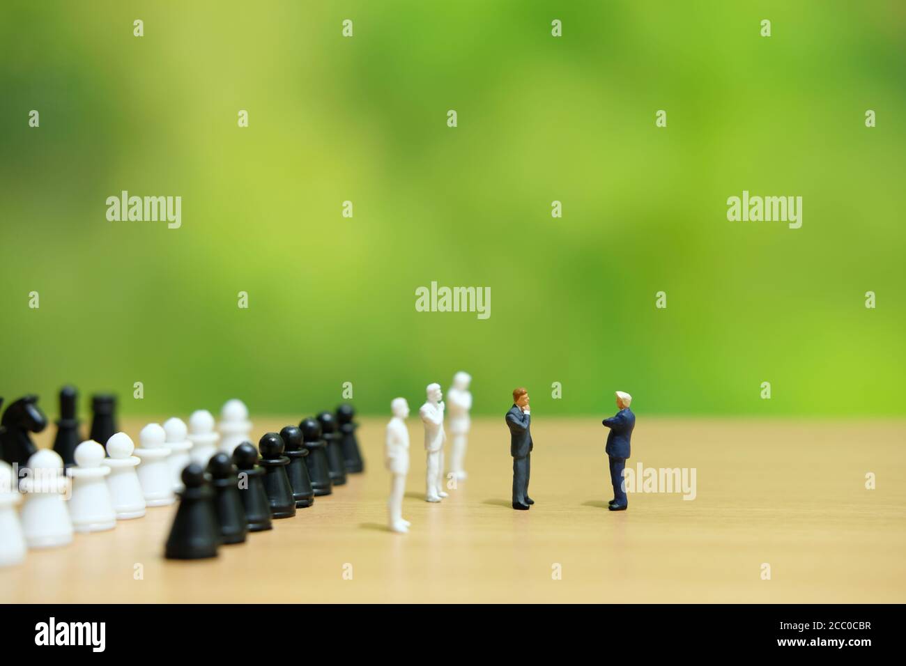 Business-Strategie konzeptuelles Foto - Miniatur des Geschäftsmannes stehend auf Schachbrett Stockfoto