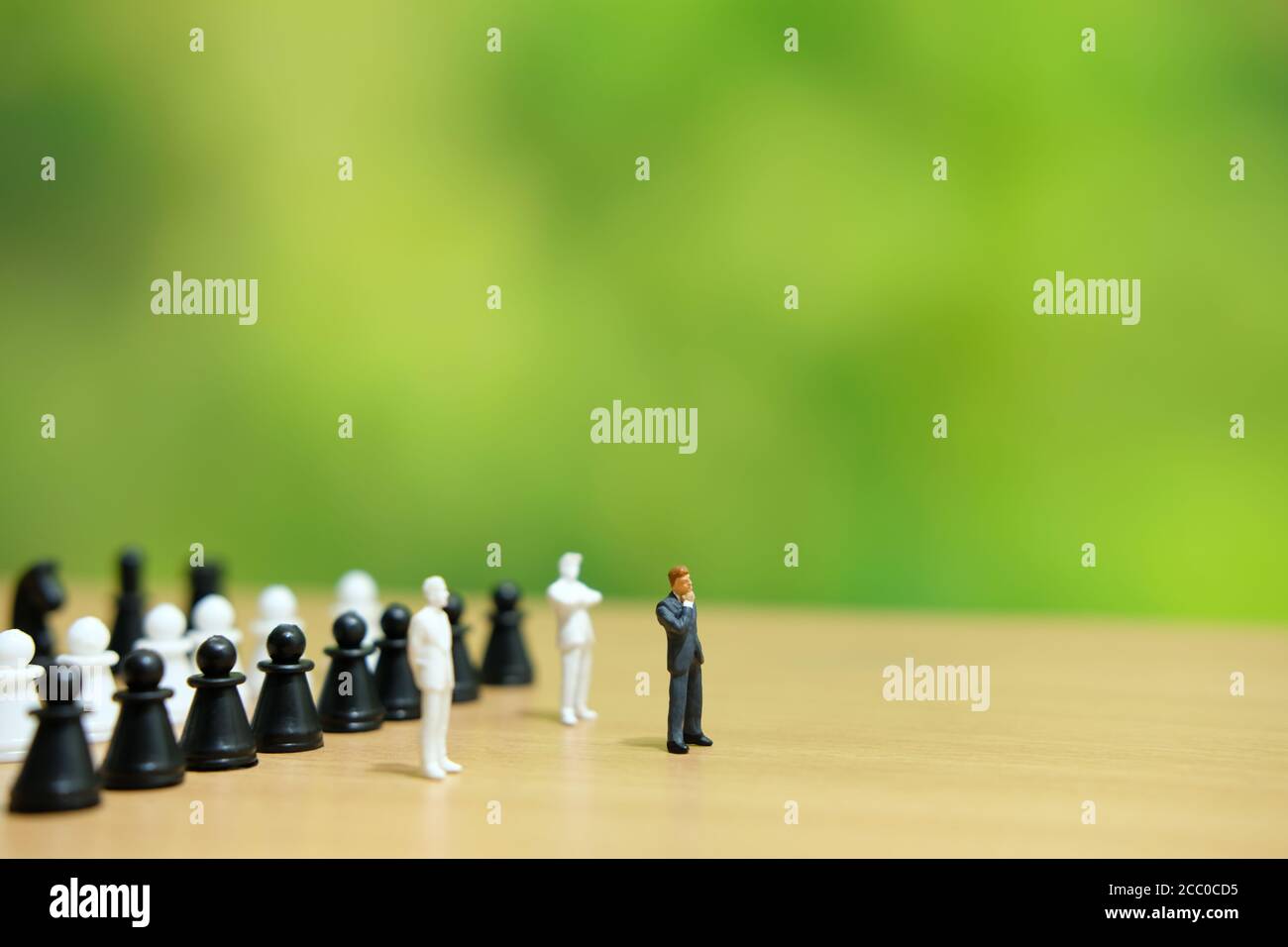 Business-Strategie konzeptuelles Foto - Miniatur des Geschäftsmannes stehend auf Schachbrett Stockfoto