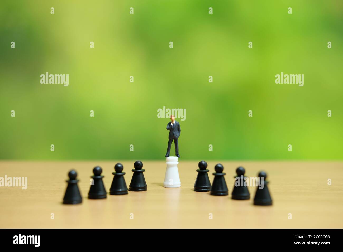 Business-Strategie konzeptuelles Foto - Miniatur des Geschäftsmannes, der oben denkt Weißes Burgschachstück Stockfoto