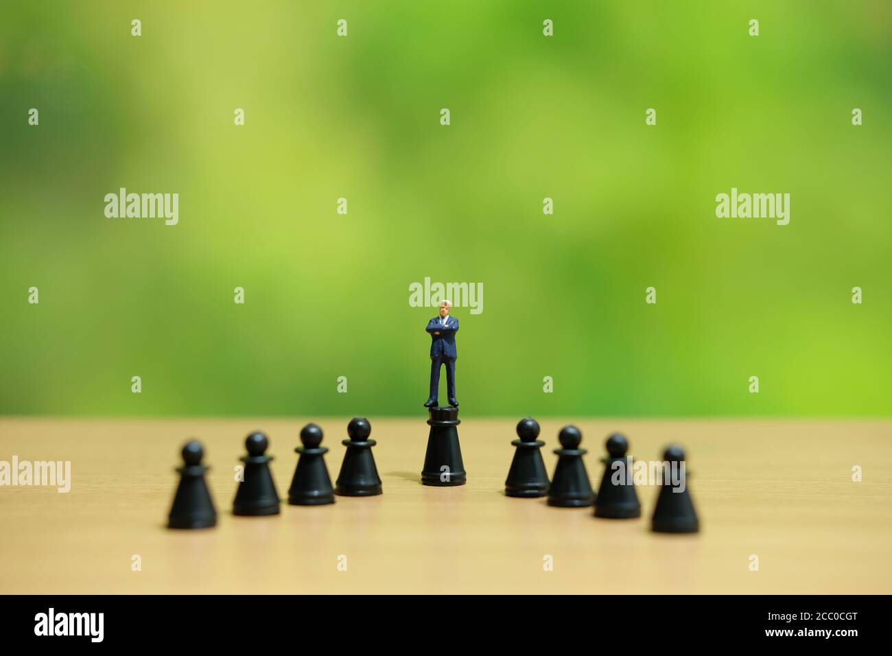 Miniatur-Leute strategisches Konzept - Geschäftsmann, der über Schachpfand steht Stockfoto