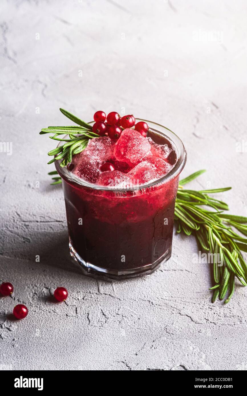 Frischer eisgekühlter Fruchtcocktail im Glas, erfrischender Sommerdrink ...
