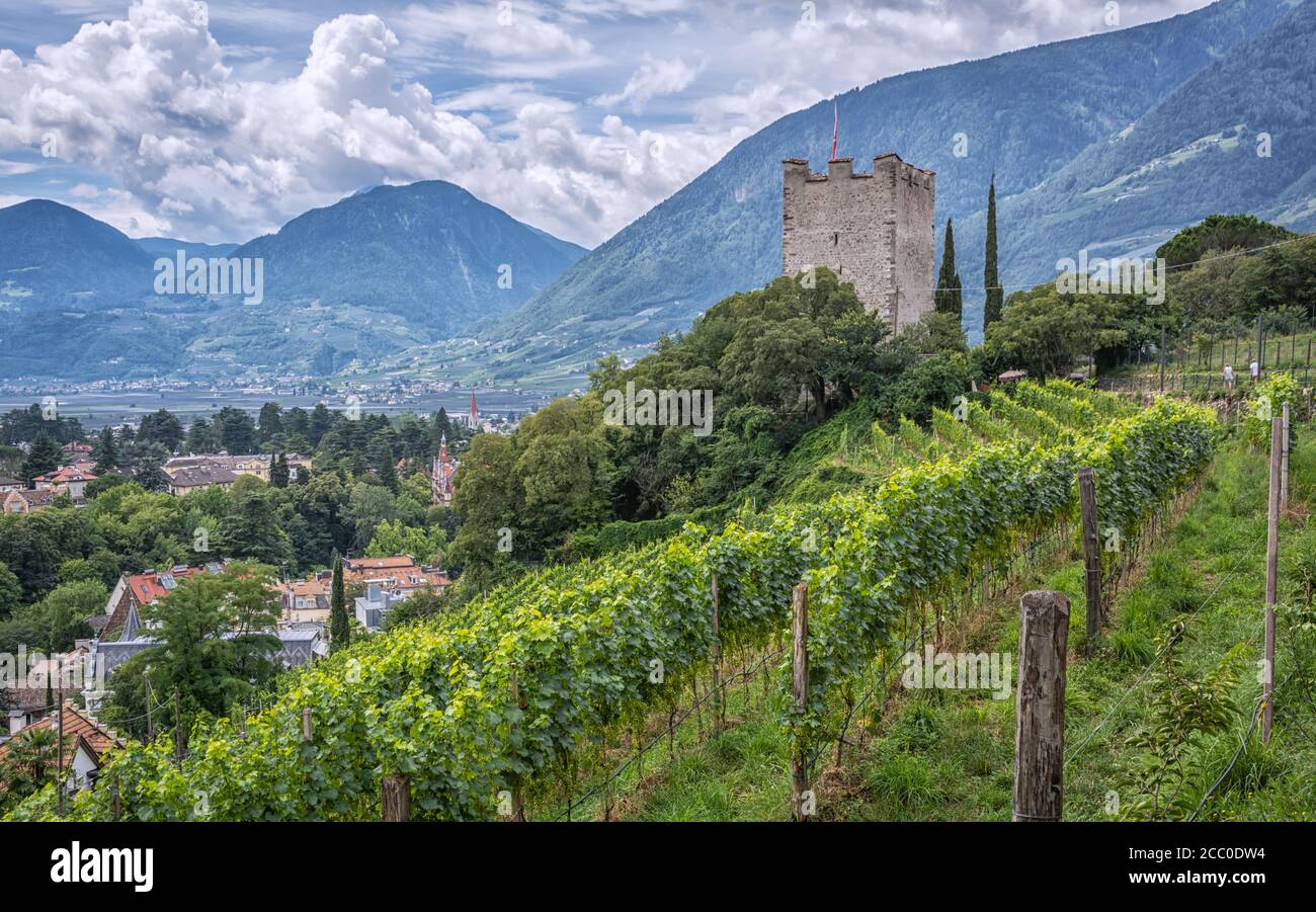 Meran (Meran) in Südtirol - Trentino-Südtirol - Norditalien. Schöne Stadt Trentino Alto Adige. Blick auf Torre Poveriera. Stockfoto