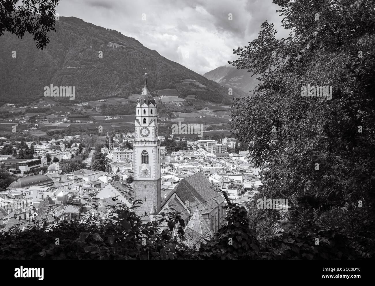 Meran (Meran) in Südtirol - Trentino-Südtirol - Norditalien. Schöne Stadt Trentino Alto Adige. Blick von oben. Bild in Schwarzweiß Stockfoto