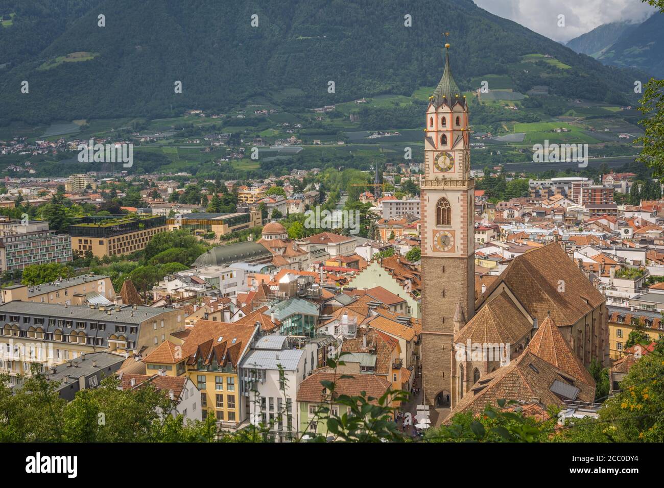 Meran (Meran) in Südtirol - Trentino-Südtirol - Norditalien. Schöne Stadt Trentino Alto Adige. Blick von oben Stockfoto