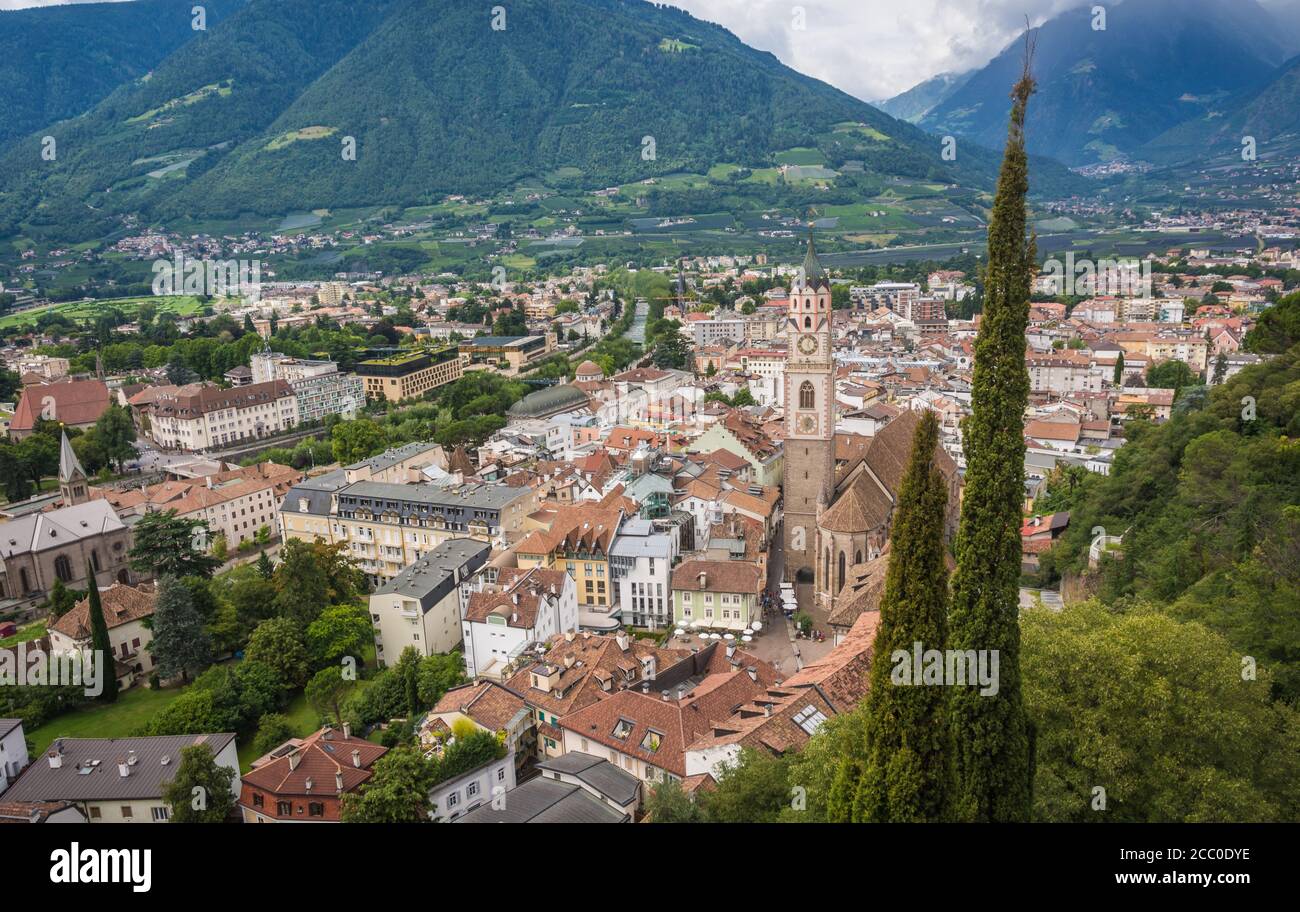 Meran (Meran) in Südtirol - Trentino-Südtirol - Norditalien. Schöne Stadt Trentino Alto Adige. Blick von oben Stockfoto