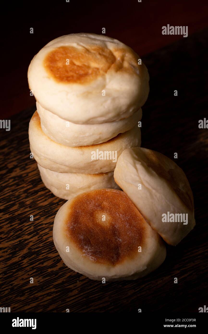 Ein Stapel frischer englischer Muffins Stockfoto