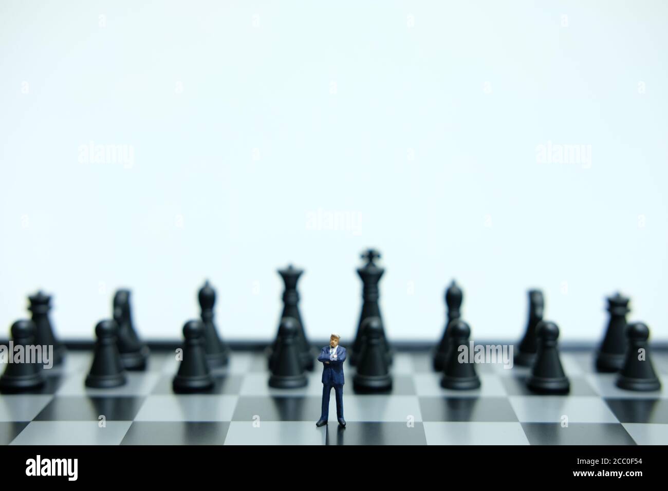 Business-Strategie konzeptuelles Foto - Miniatur des Geschäftsmannes stehend auf Schachbrett Stockfoto