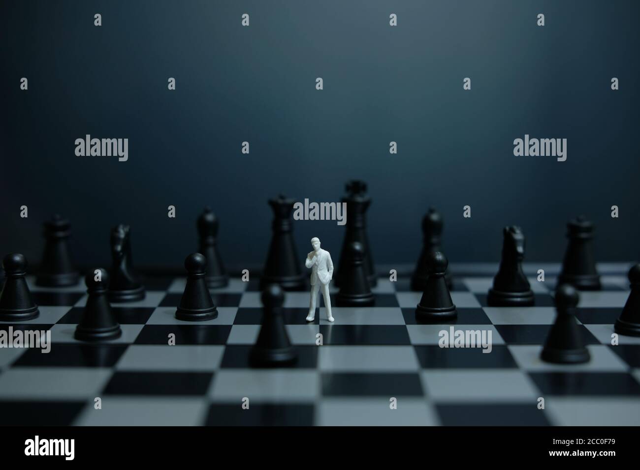 Business-Strategie konzeptuelles Foto - Miniatur des Geschäftsmannes stehend auf Schachbrett Stockfoto