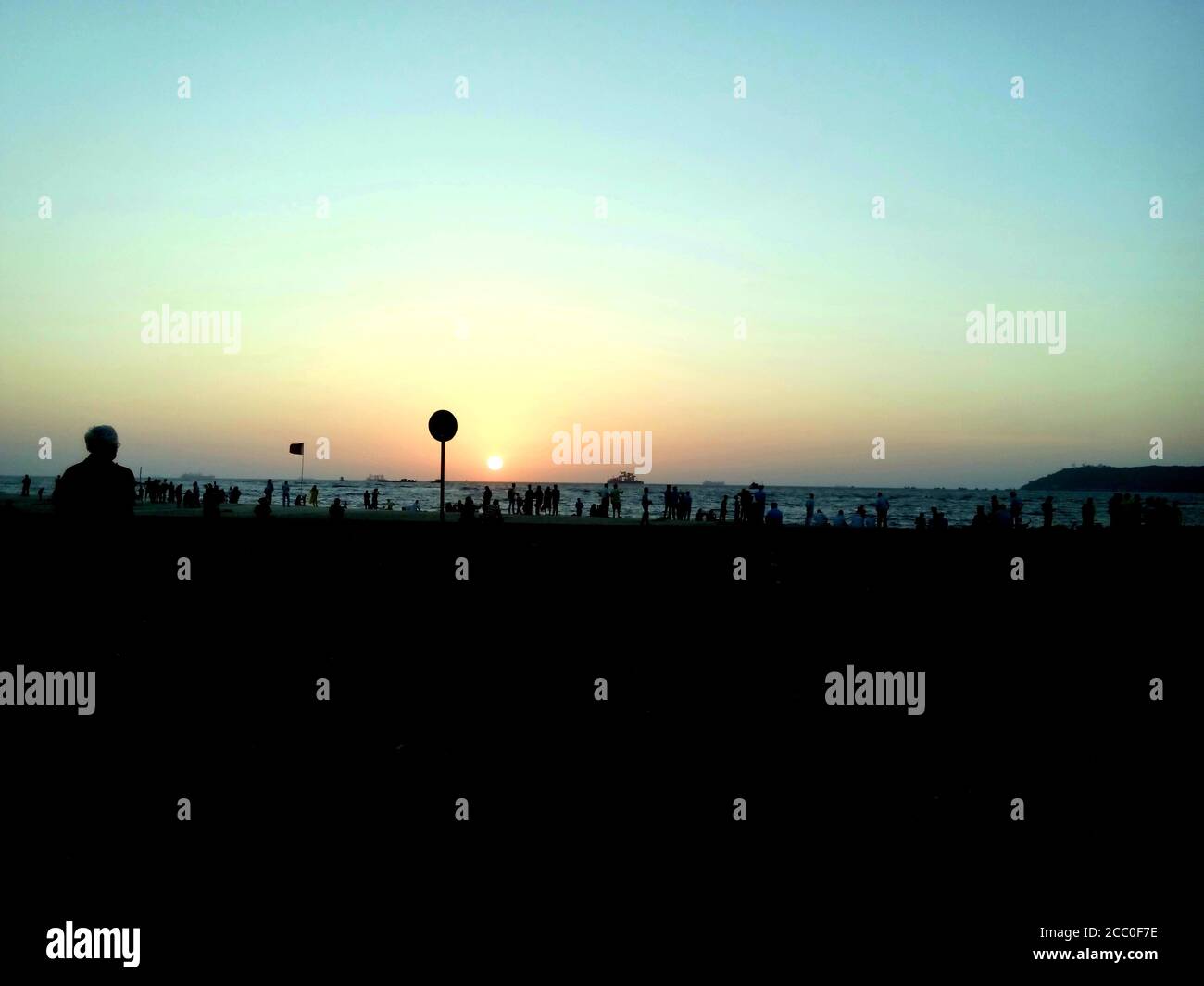 Nacht Blick schönen Himmel Baum und bunte Atmosphäre. Abends ein Blick auf Dorfstraße Schangle Wälder und. Himmel blau weiß und Sonne Bäume Rahmen. A b Stockfoto