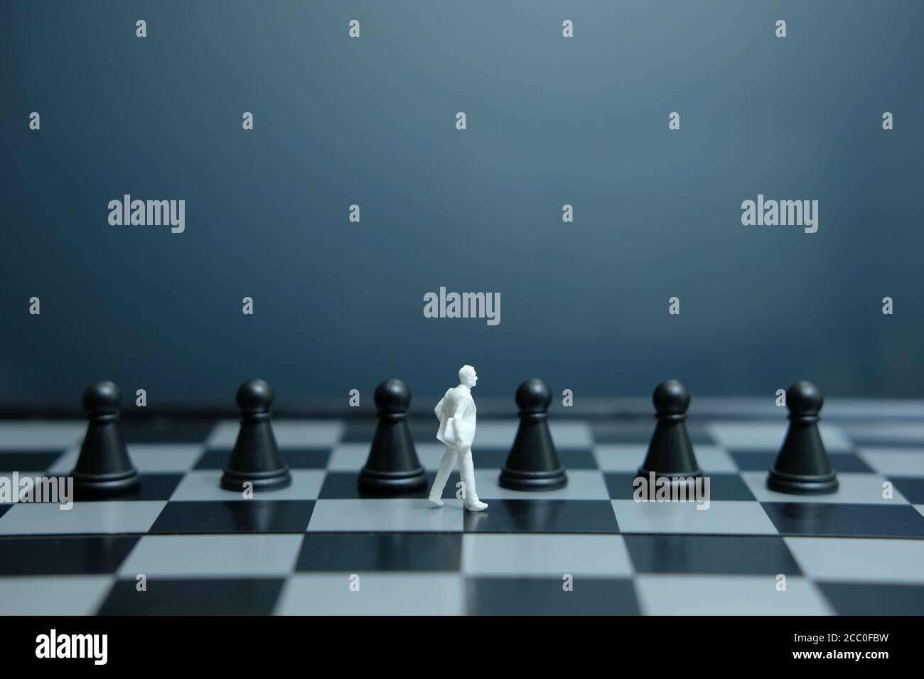 Business-Strategie konzeptuelles Foto - Miniatur des Geschäftsmannes stehend auf Schachbrett Stockfoto