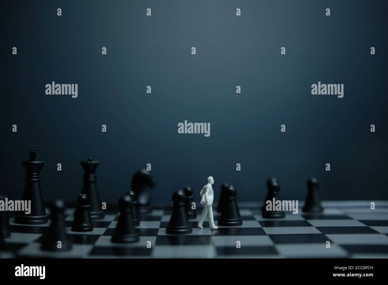 Business-Strategie konzeptuelles Foto - Miniatur des Geschäftsmannes stehend auf Schachbrett Stockfoto