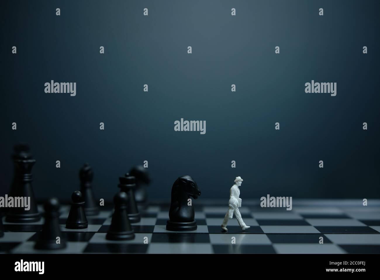 Business-Strategie konzeptuelles Foto - Miniatur des Geschäftsmannes stehend auf Schachbrett Stockfoto