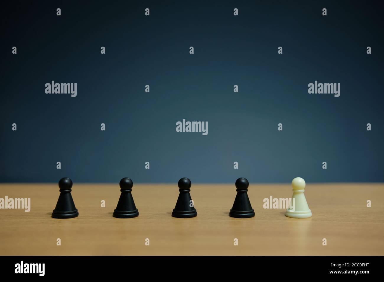 Business-Strategie konzeptuelles Foto - weißes Schachspiel auf schwarz Schachlinie des Pfänzchen Stockfoto