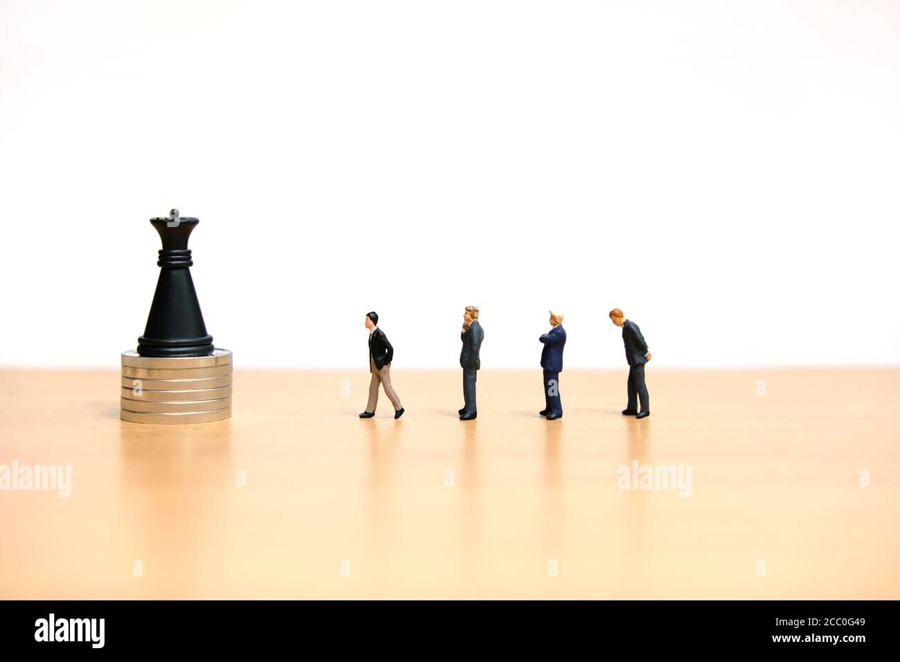Business-Strategie konzeptionelle Foto - Gruppe von Geschäftsmann Miniatur-Stand In der Reihe hinter Schachkönig Stockfoto