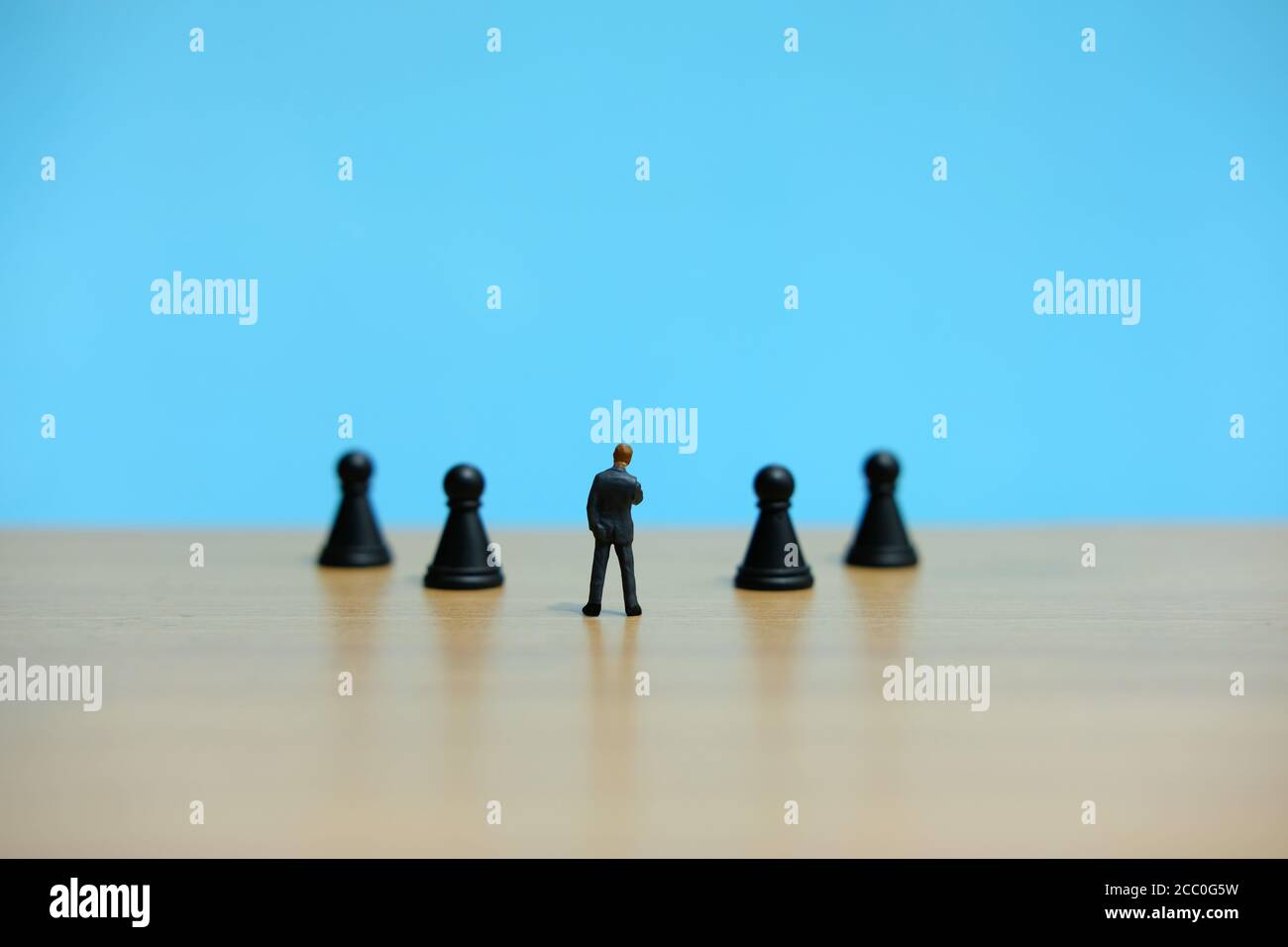 Business-Strategie konzeptionelle Foto - Miniatur des Geschäftsmannes Denken in Vorderseite des Schachspiels Stockfoto