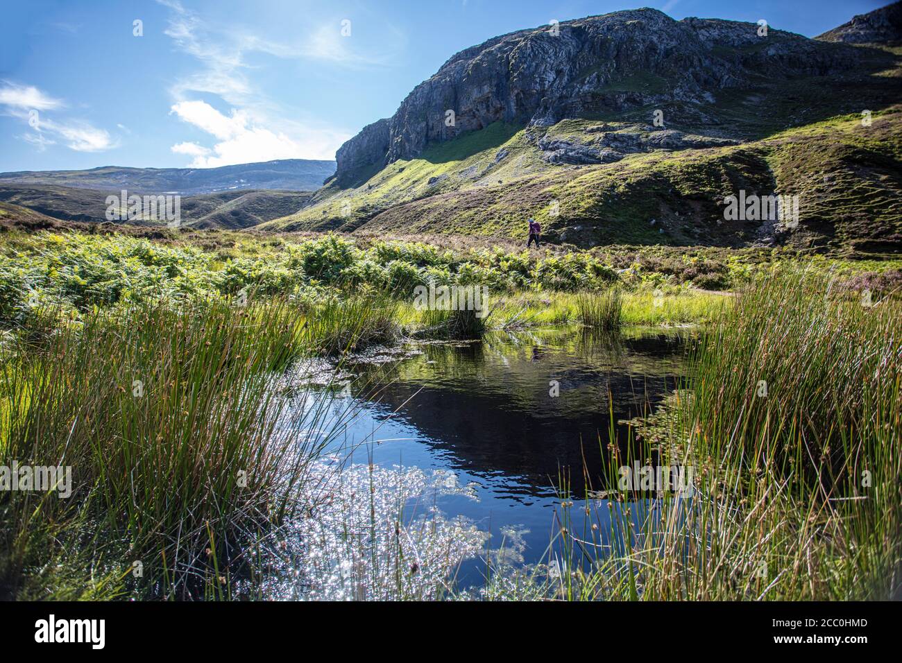 Faszinierende Ausblicke auf zwei Routen nach Breabag, einem Kalkstein- und Quarzit-Steilhang im Herzen der Assynt-Ausbuchtung. Stockfoto