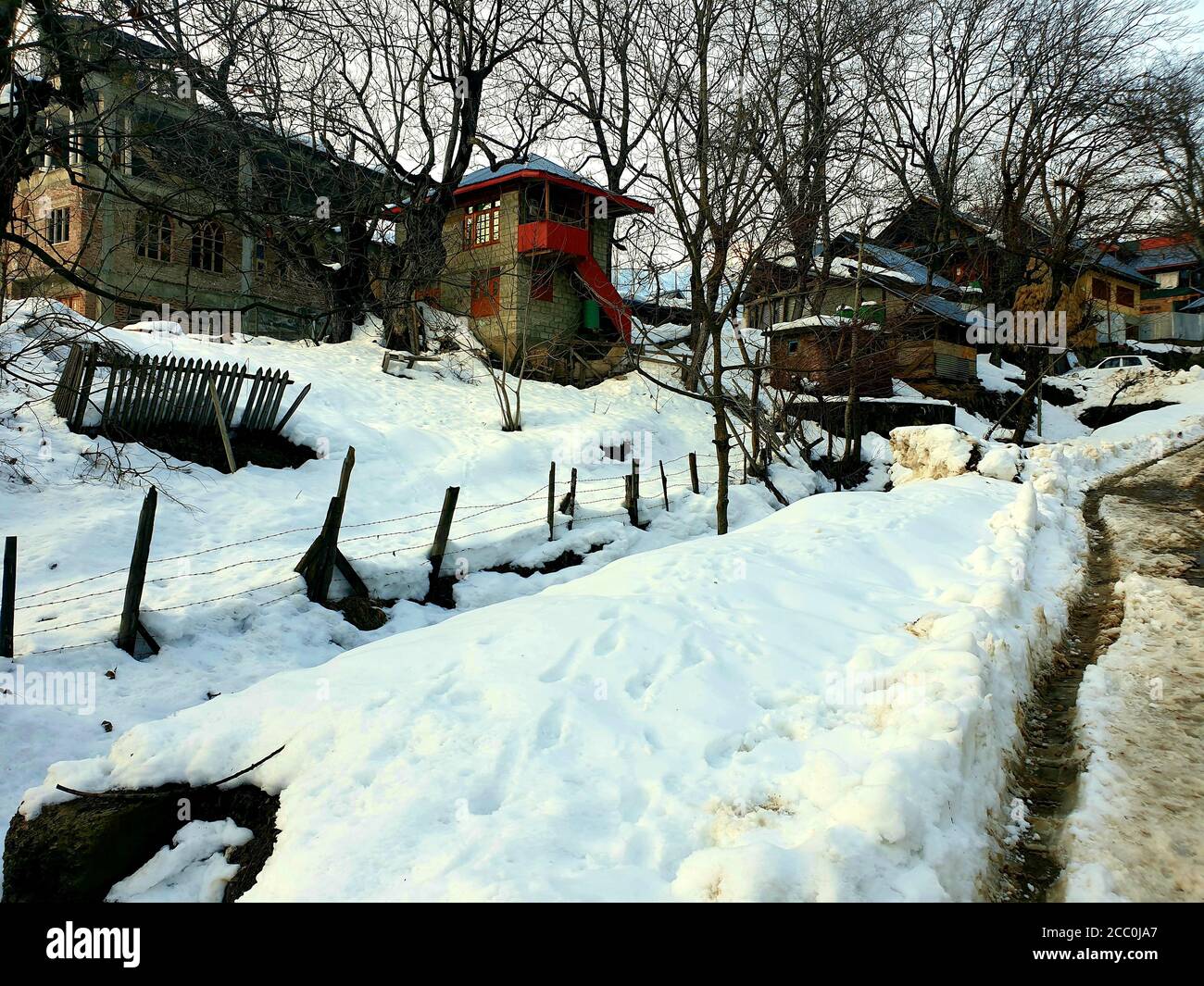 Schnee Blick auf ein Dorf. Die ganze Gegend sieht aus wie weißes Land. Wenige kleine Häuser sind auch in Rahmen. Pasteurisierung Stockfoto