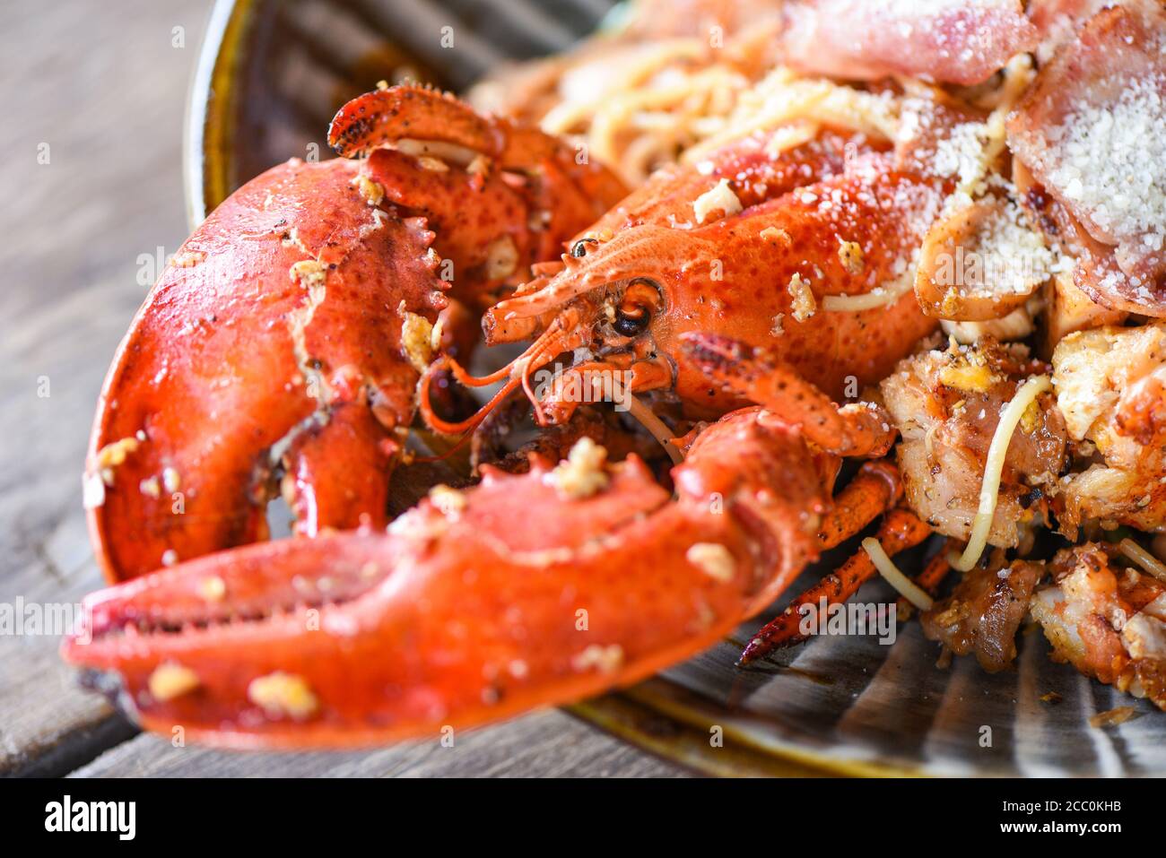 Schalentiere Meeresfruchte Teller Mit Hummer Abendessen Essen Gekocht Gegrillt Hummer Wurst Schinken Gemuse Und Kase Spaghetti Meeresfruchte Auf Holz Tabelle Stockfotografie Alamy