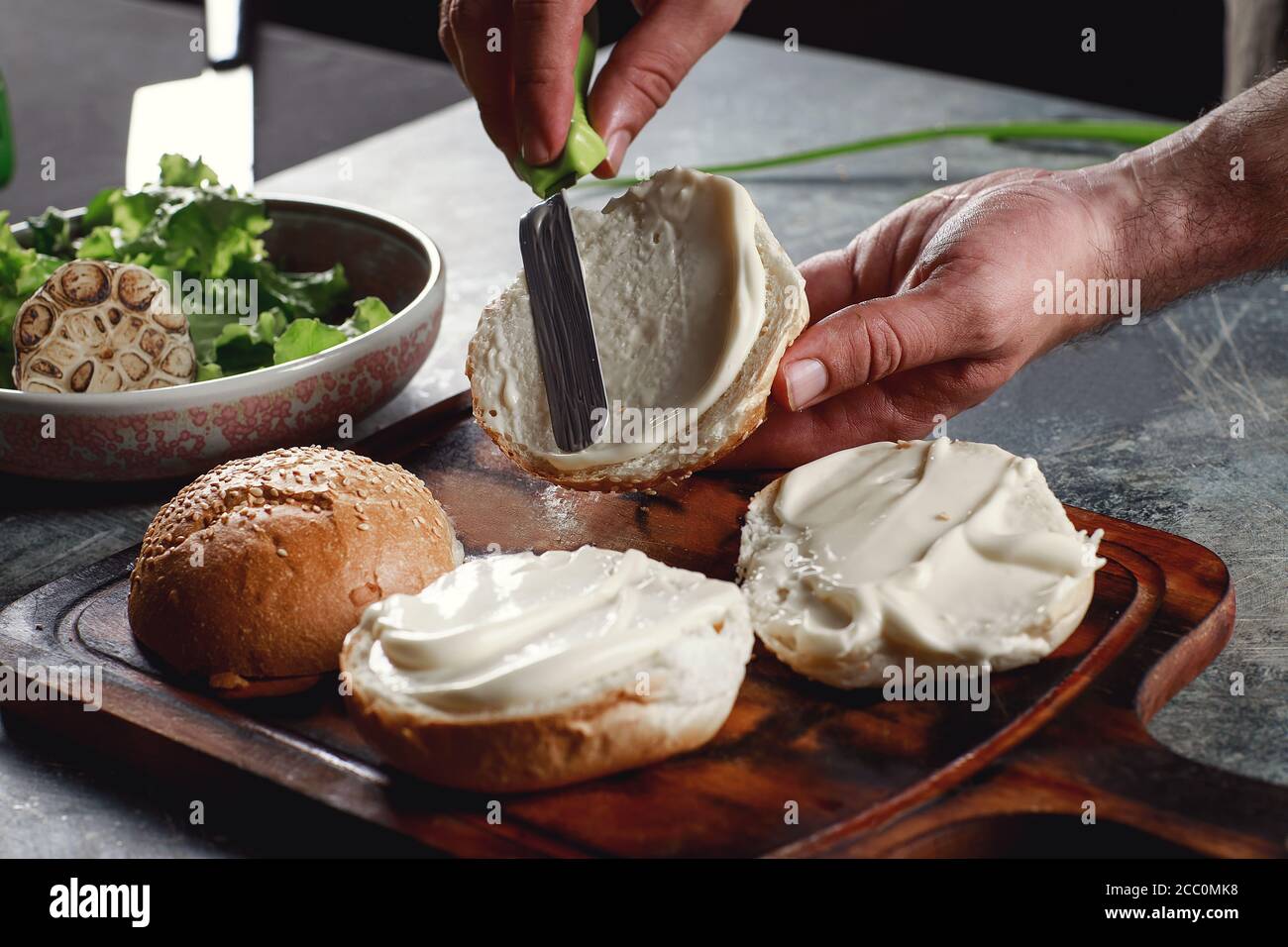 Der Koch kocht Burger im Restaurant. Stockfoto