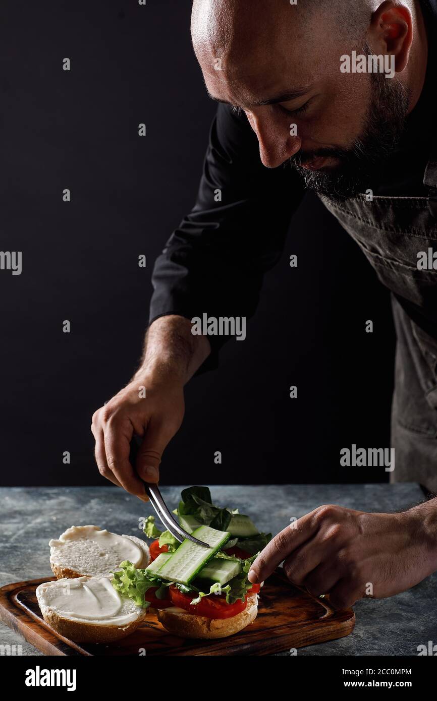 Der Koch kocht Burger im Restaurant. Stockfoto