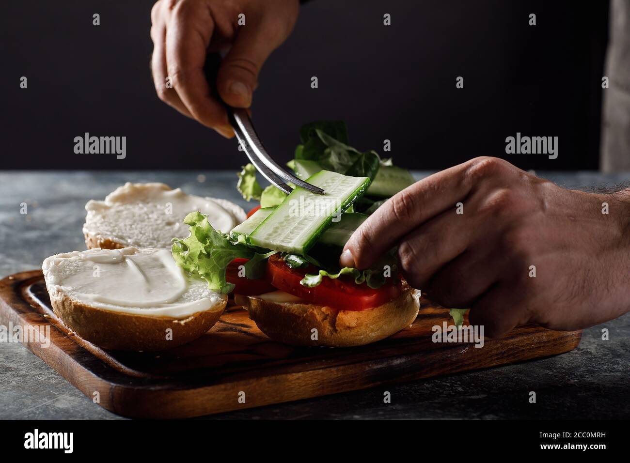 Der Koch kocht Burger im Restaurant. Stockfoto
