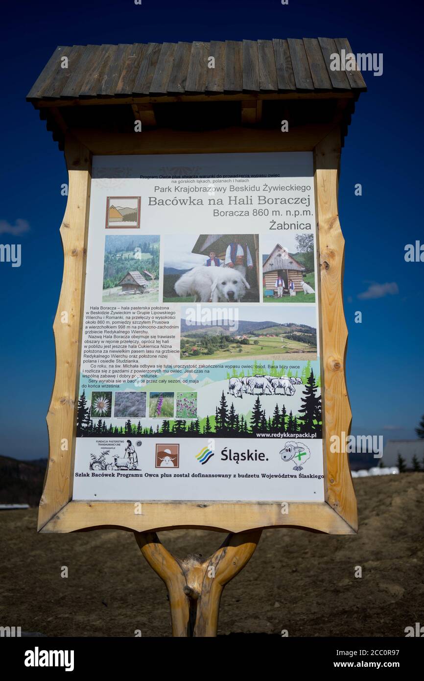 ZABNICA, POLEN - 23. März 2019: Ein Brett auf dem Weg in der Nähe des Tierheims auf Hala Boracza. Beskid Zywiecki Landschaftspark, Schäferhütte auf Hala Boracza Stockfoto