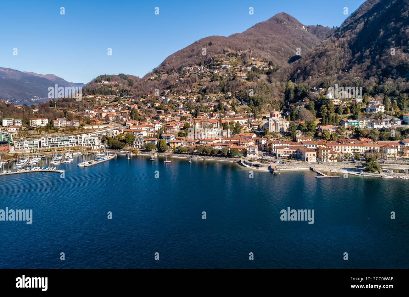 Luftaufnahme von Laveno Mombello an der Küste des Lago Maggiore, Provinz Varese, Italien Stockfoto