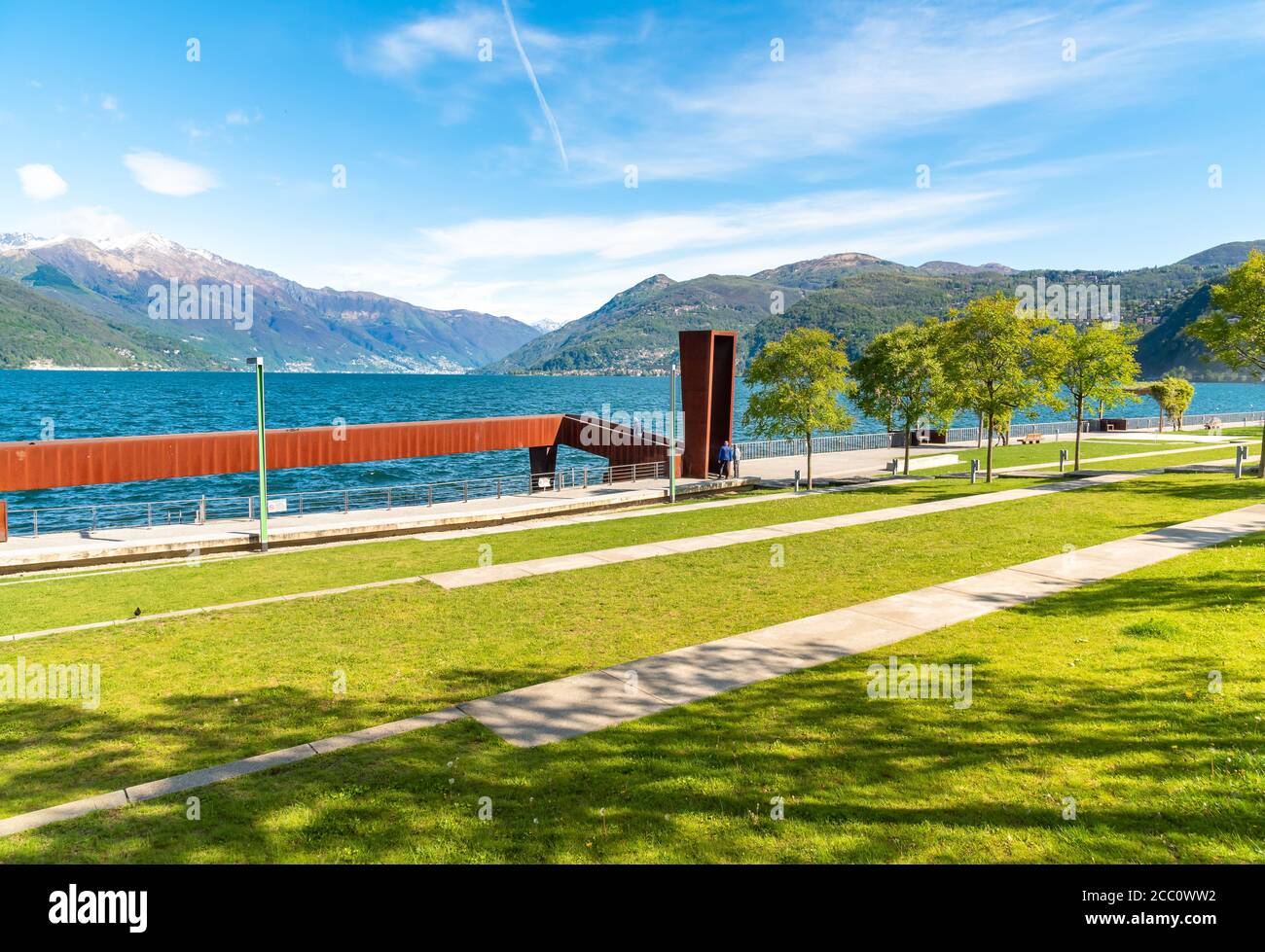 Blick auf den Lago Maggiore vom Luino Seeufer Park, Provinz Varese, Italien Stockfoto