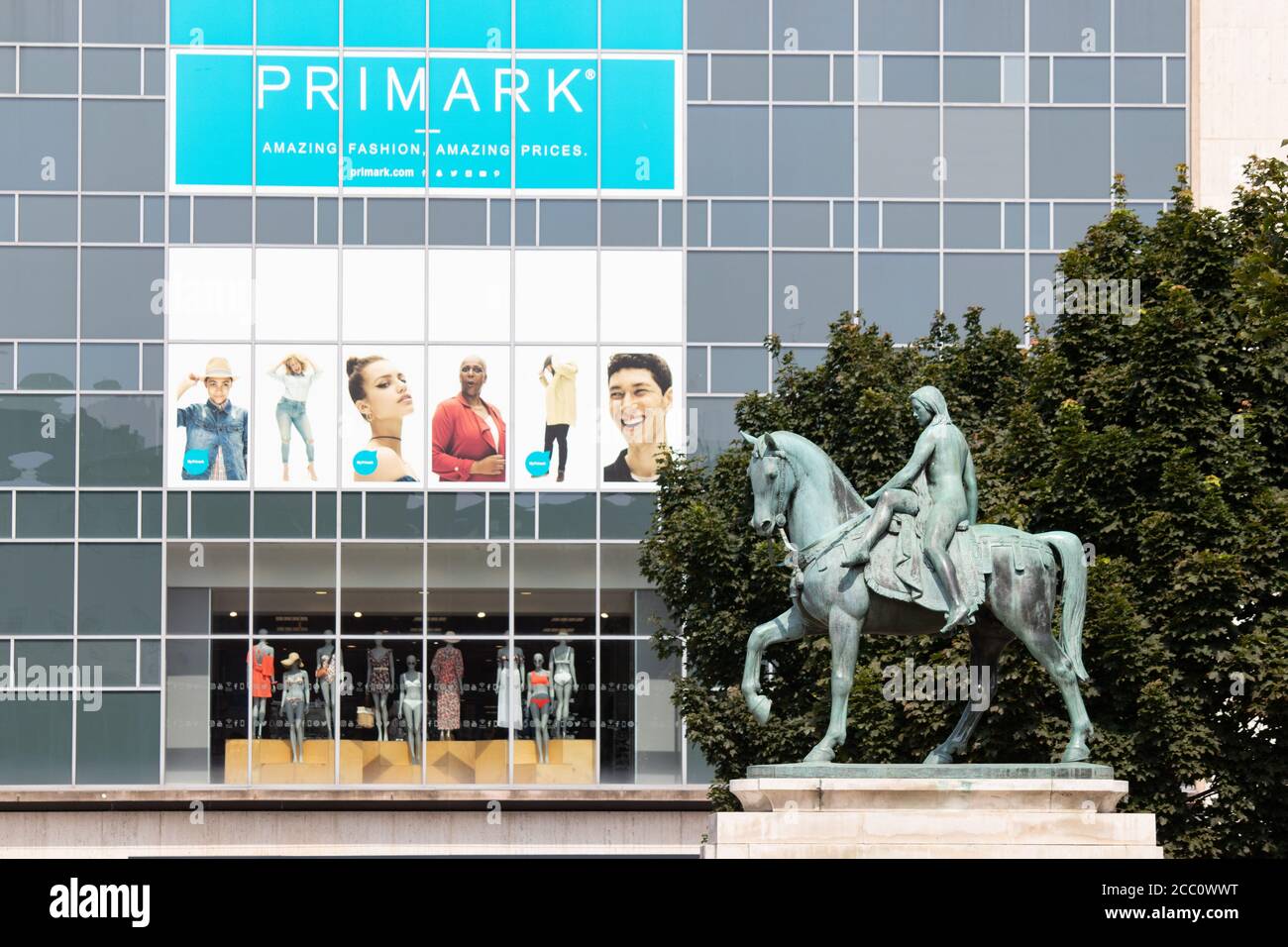 Das Primark Bekleidungsgeschäft in Broadgate im Zentrum von Coventry, das von einer Statue der Lady Godiva überragt wird. Stockfoto