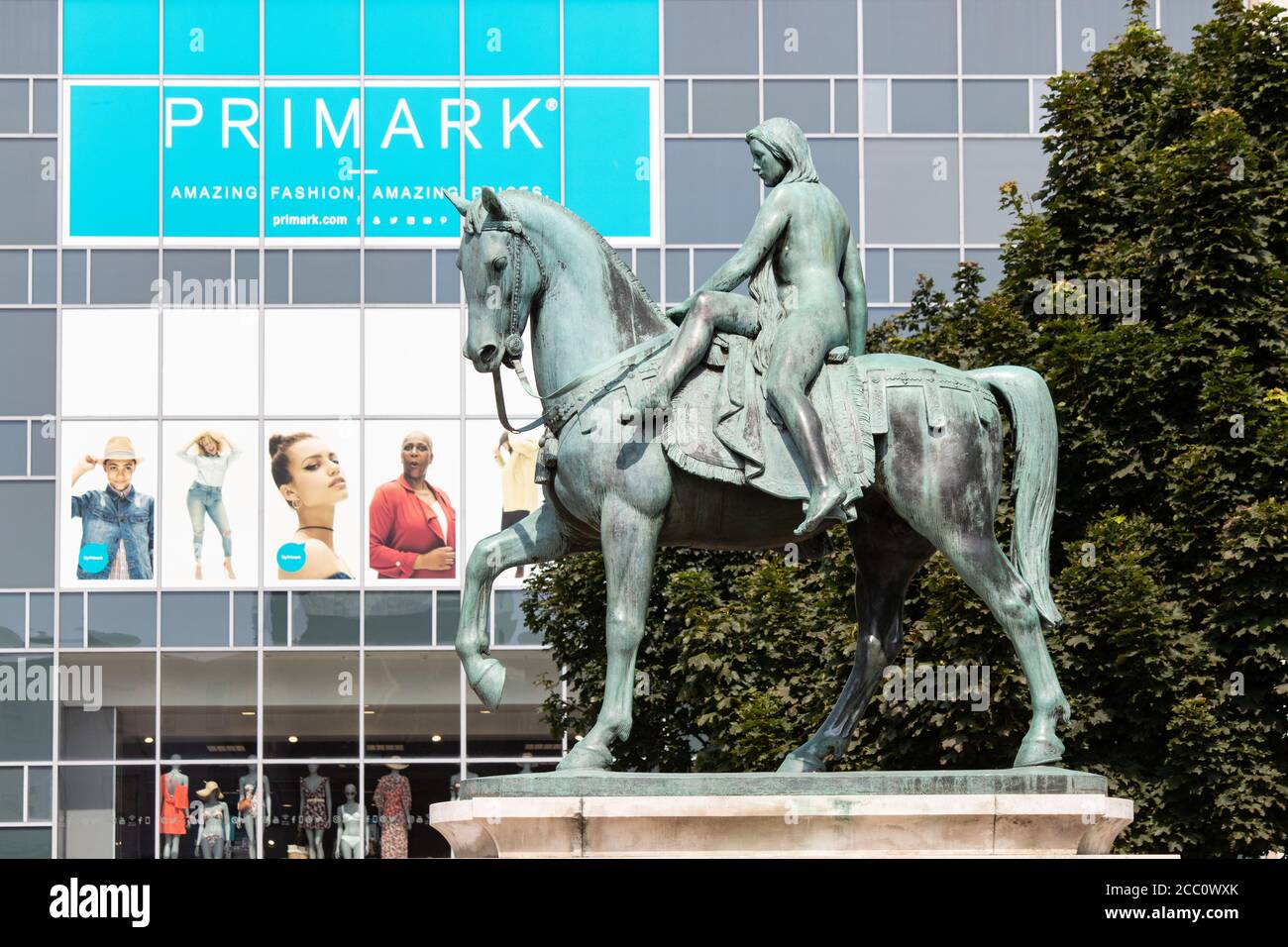 Das Primark Bekleidungsgeschäft in Broadgate im Zentrum von Coventry, das von einer Statue der Lady Godiva überragt wird. Stockfoto