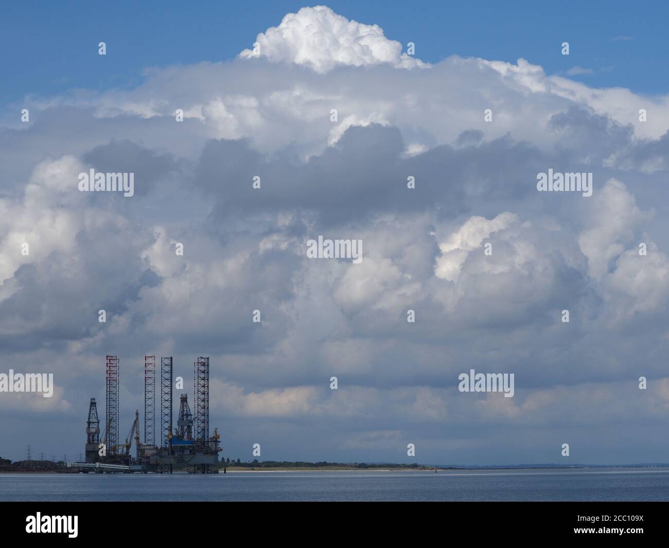 Sheerness, Kent, Großbritannien. August 2020. UK Wetter: Riesige Cumulonimbus Wolken bilden sich über der Themse Mündung in Sheerness, Kent, mit weiteren Stürmen für später heute vorhergesagt. Zwei hoch aufgelegte Ölbohrgeräte (Prospector 1 & RAN) werden heute Morgen von der riesigen Wolkenformation in den Schatten gestellt. Kredit: James Bell/Alamy Live Nachrichten Stockfoto