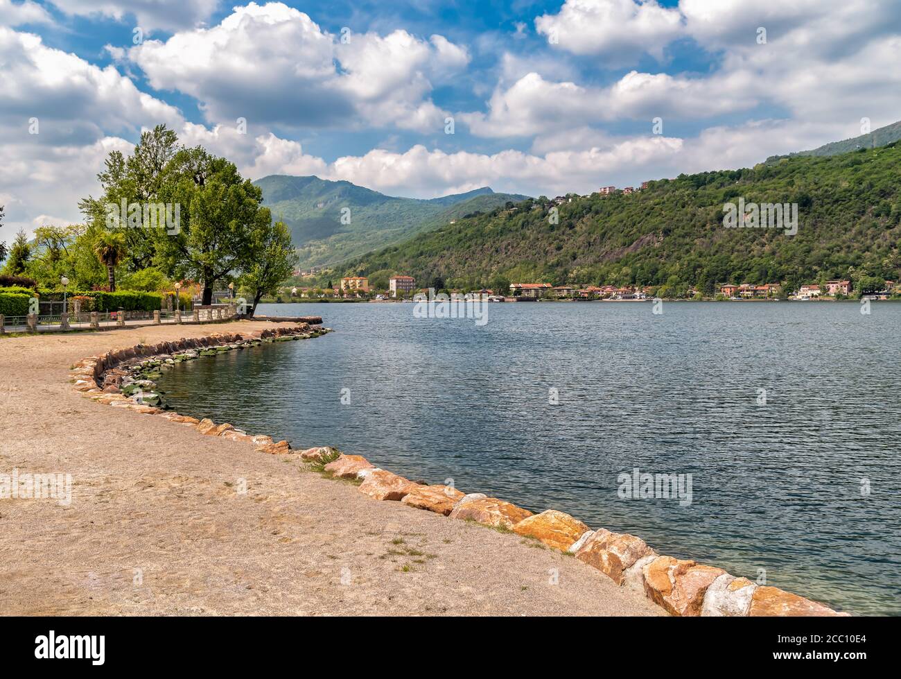 Landschaft des Luganer Sees an einem bewölkten Tag, Porto Ceresio Tresa, Italien Stockfoto