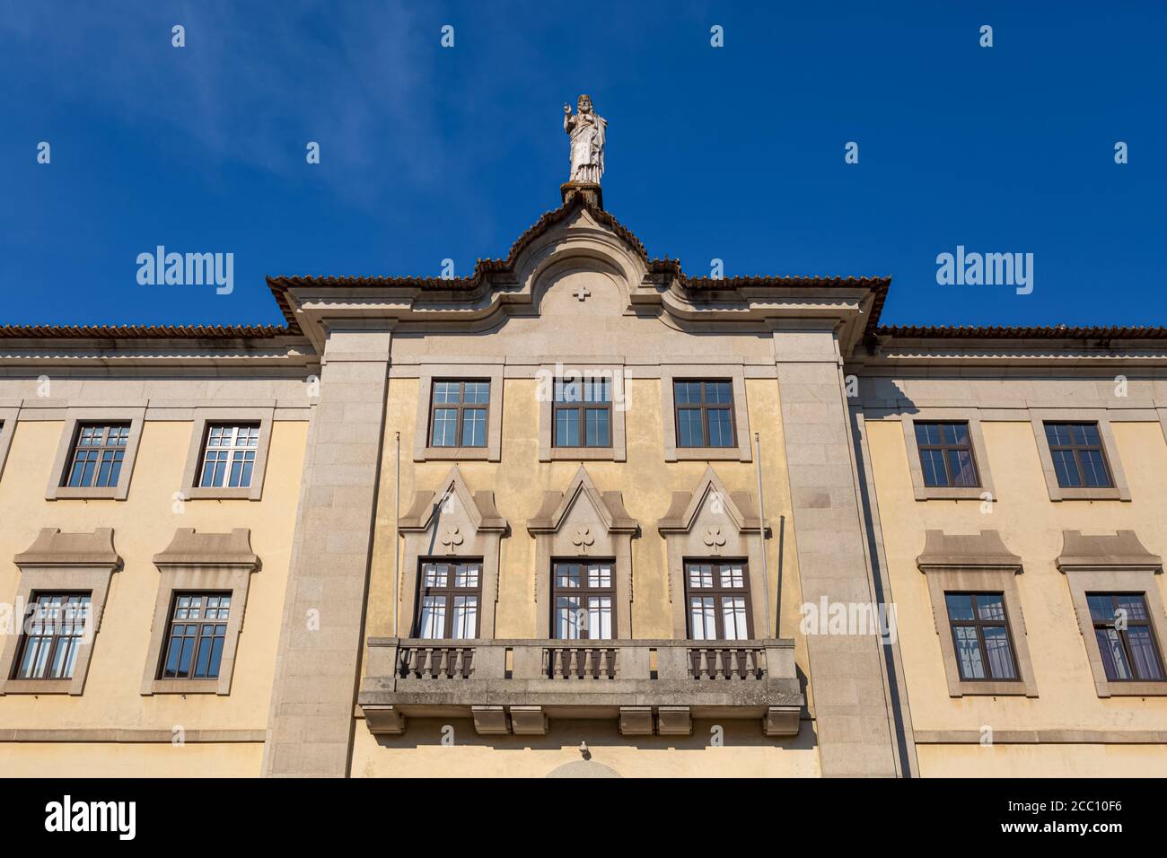 Vila Real / Portugal - 08 01 2020: Detailansicht an der Fassade des Seminars Vila Real, einem klassischen und ikonischen Denkmal in der Innenstadt von Vila Real Stockfoto