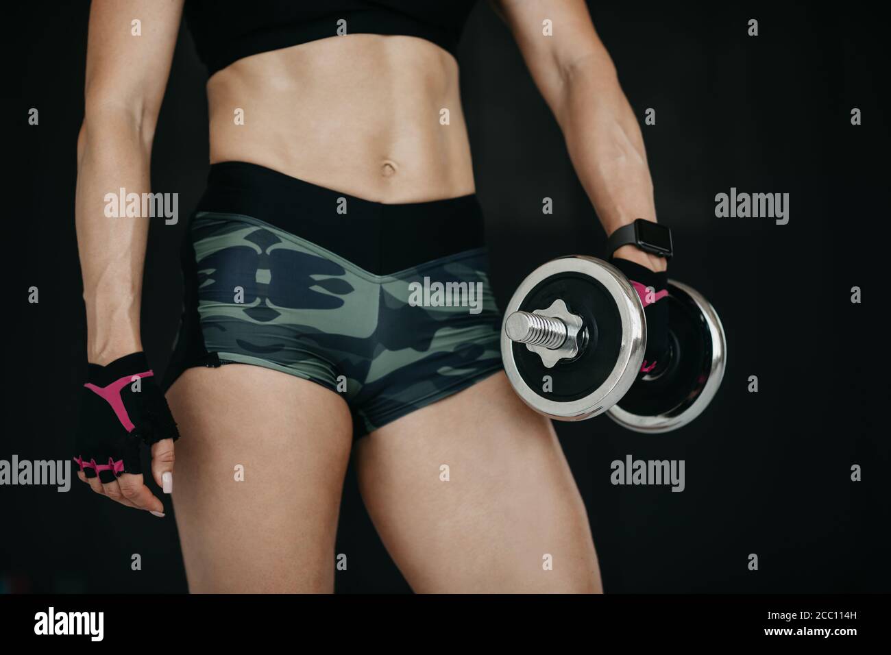 Schlank muskulösen Bauch Fitness-Modell. Sportliche junge Frau macht Fitness-Training mit Hanteln Stockfoto