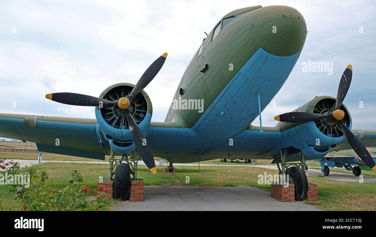 Altes Flugzeug Lisunov Li-2 im Krumovo Museum Stockfoto
