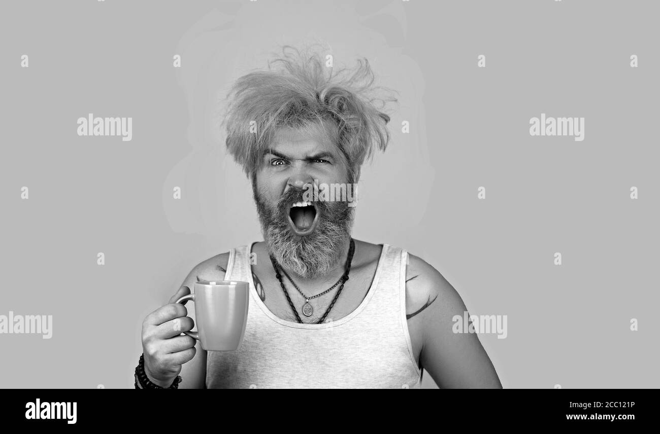 Bild von verschlafenen Hipster Mann 30er Jahre mit Borsten in Casual T-Shirt trinken Kaffee Stockfoto