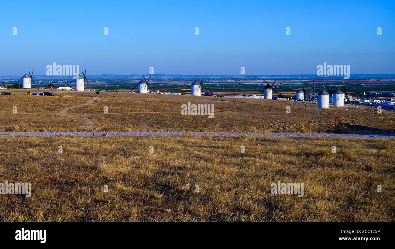 Campo con camino y cielo azul Molinos de Viento al fondo Stockfoto