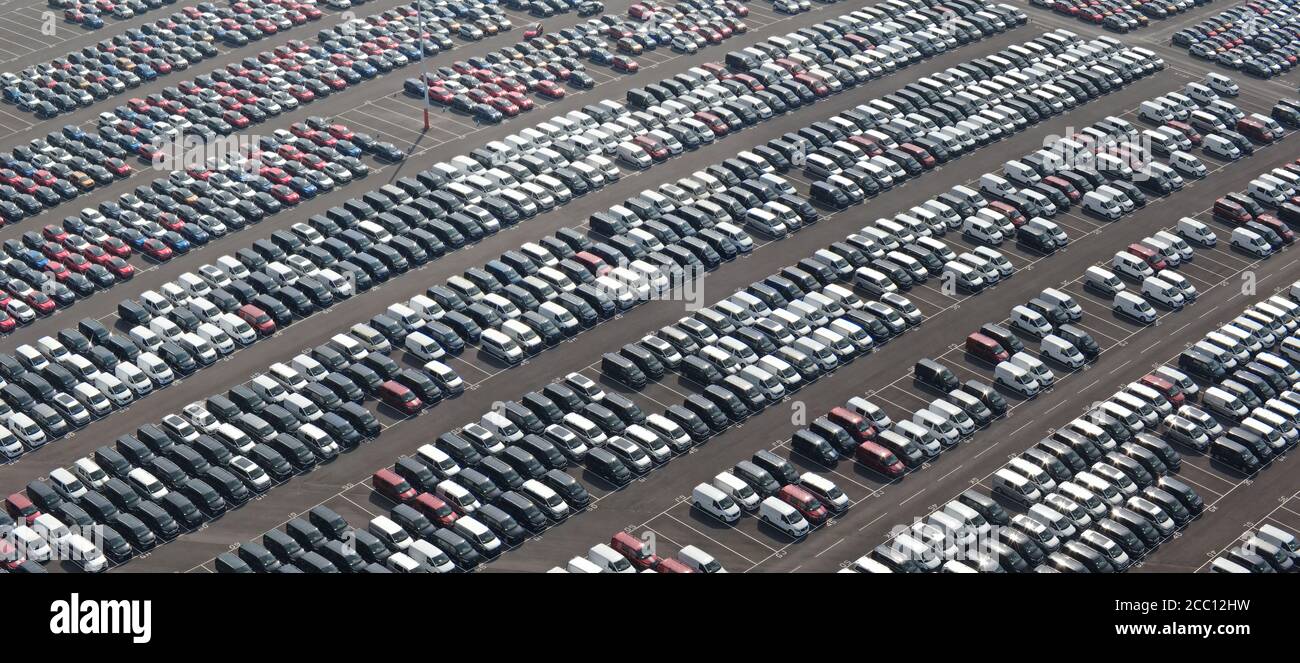 Eine Panoramaaufnahme eines belebten Parkplatzes in Royal Portbury Docks, nahe Bristol in England Stockfoto