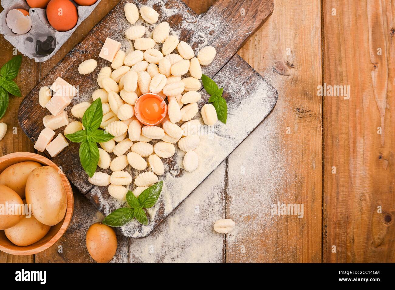 Gnocchi mit Kartoffeln. Traditionelle italienische Küche aus Rom, Sardinien, süditalien. Hausgemachte Gnocchi mit Parmesan, Ei, Maismehl (Grieß). Auf einem Holztisch. Hochwertige Fotos. Speicherplatz kopieren Stockfoto